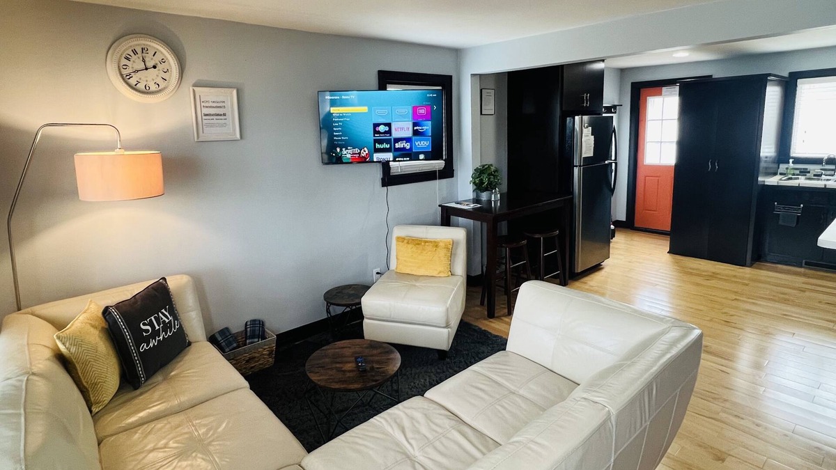 Green Bay House | Jacuzzi Tub-3.7 Miles To Lambeau Field-Garage! King Bed!