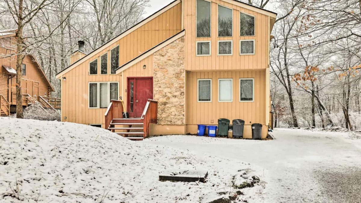 Pocono Mountain Lake House | Jacuzzi, wood fireplace, A/C, sauna, strong Wi-Fi