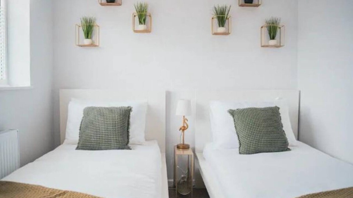 Arbury House | Jade 2Bed house sleeps 6, Dog Friendly, with garden and parking