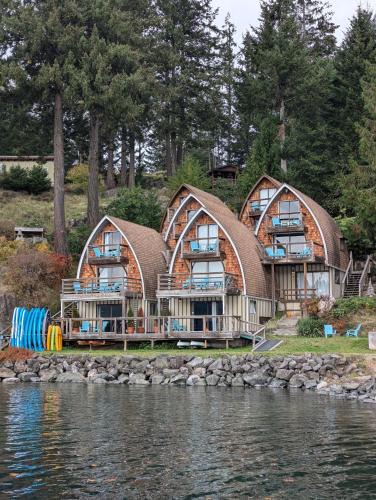 Quadra Island Apartment | Jade Resort-Oceanfront Suites in Gowlland Harbour