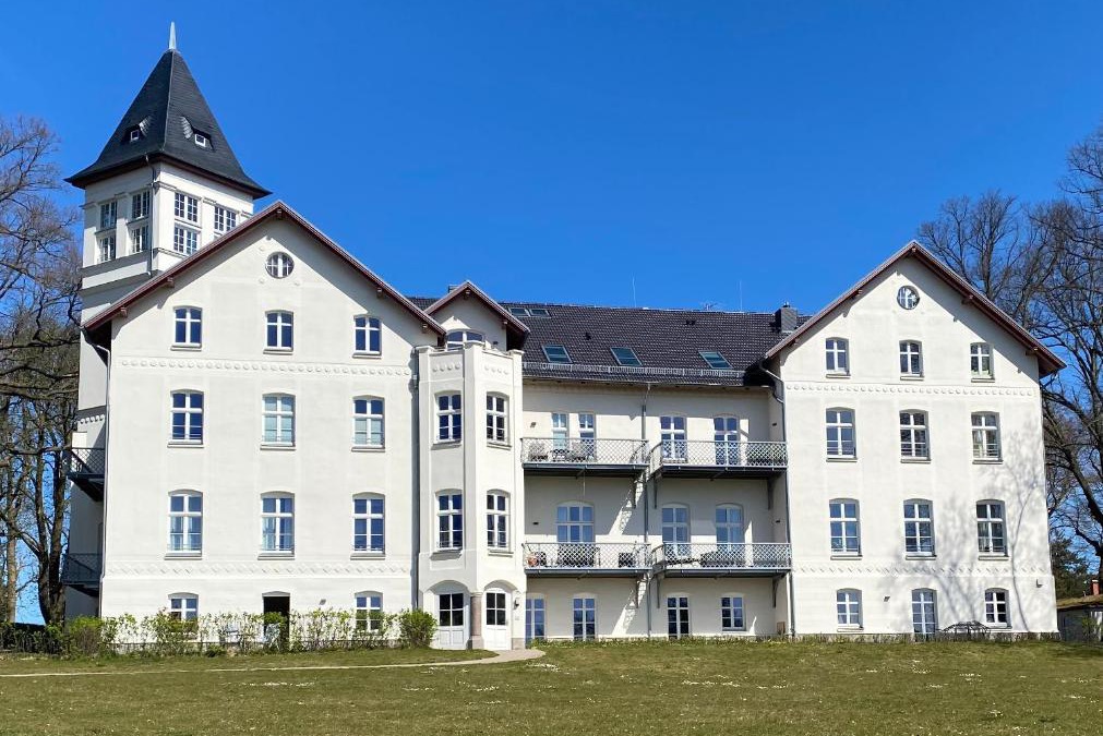 Hohen Niendorf Apartment | Jagdschloss Suite - premium castle hideway