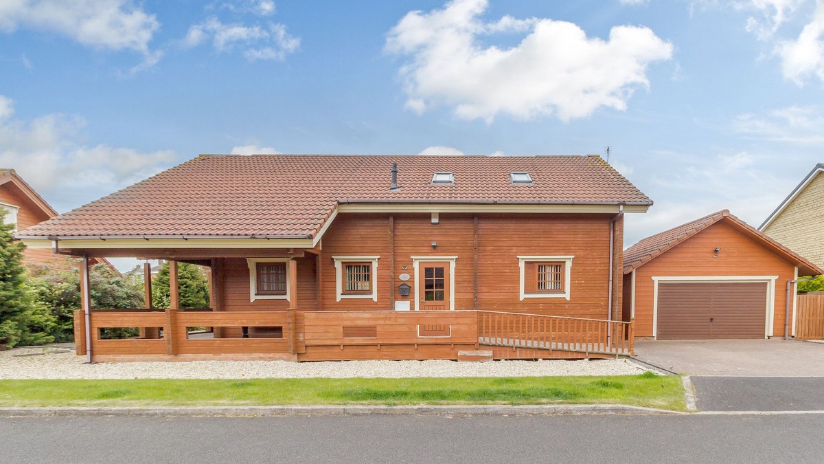 Woodhorn Cottage | JAMAAL LODGE, pet friendly, with a garden in Amble