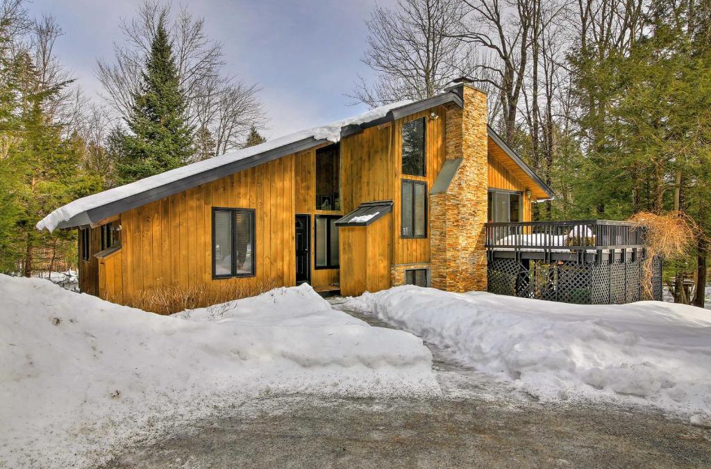 Jamaica House | Jamaica Vacation Home with Deck 8 Mi to Skiing!