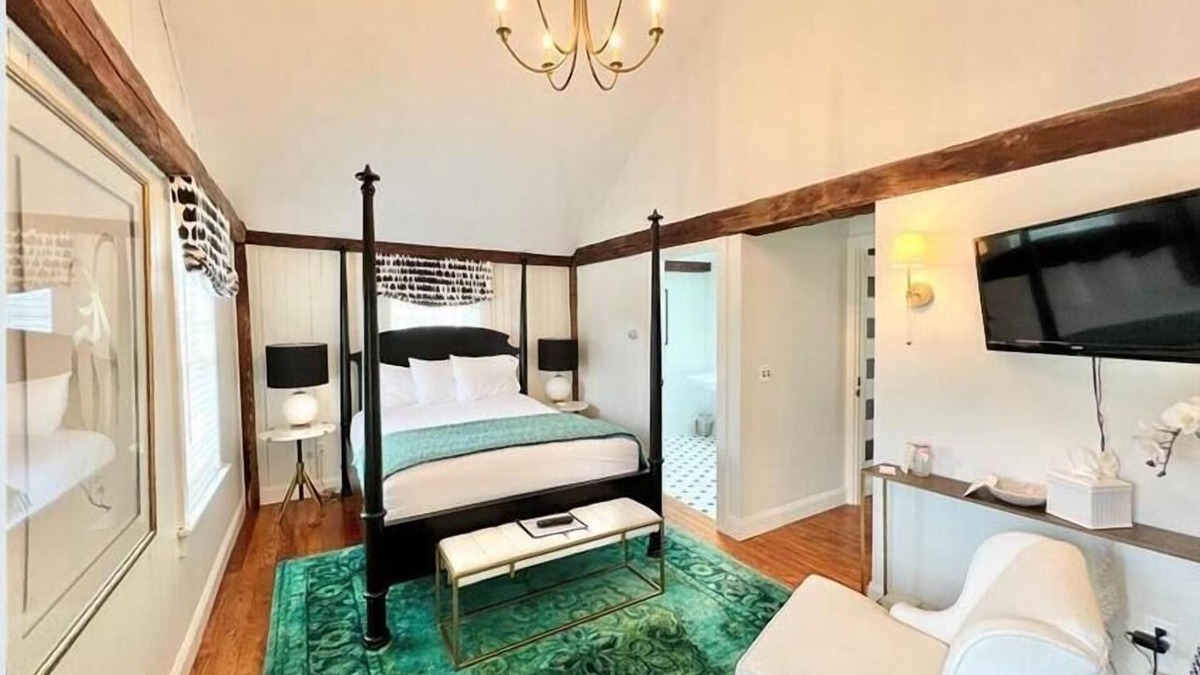 Old Saybrook Center Bed & Breakfast | James Pharmacy Bed & Breakfast