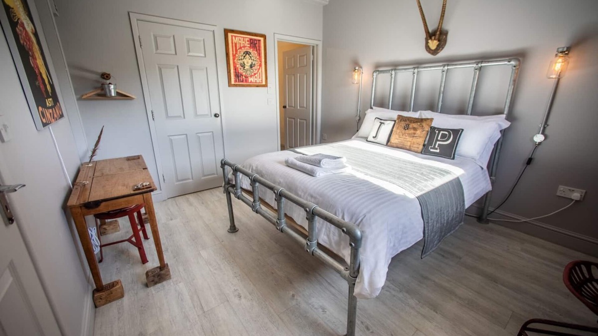 Dowlais Apartment | James' Place Dowlais Self Catering Studio 4 Boyo