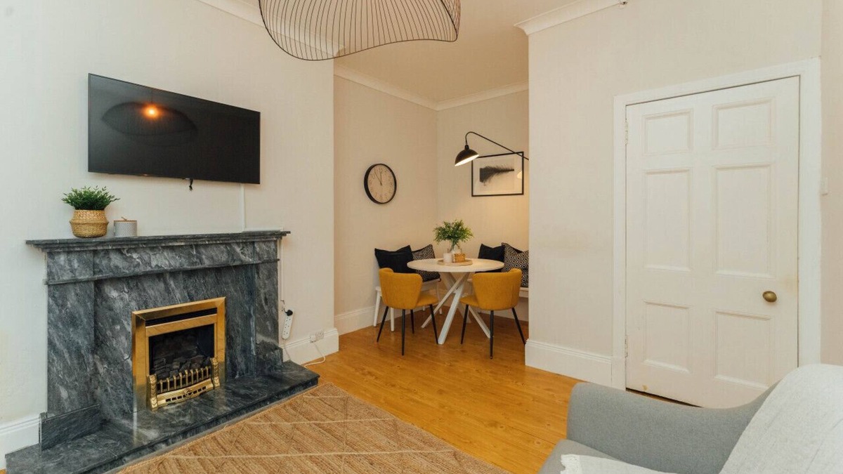 Tillicoultry Condo | James Street · Beautifully Renovated 2 Bedroom Apartment