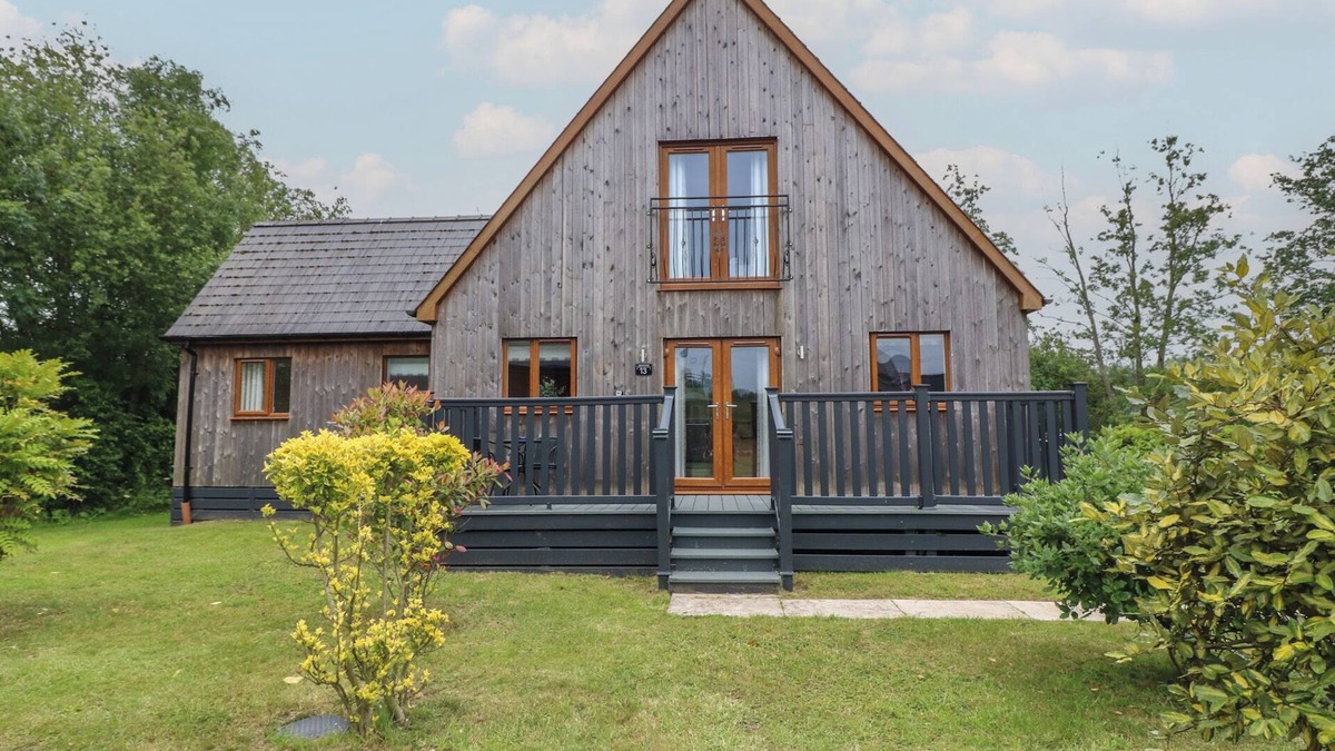 Brigg Cottage | JAMES VILLE MARINA LODGE 13, pet friendly, with hot tub in Brigg