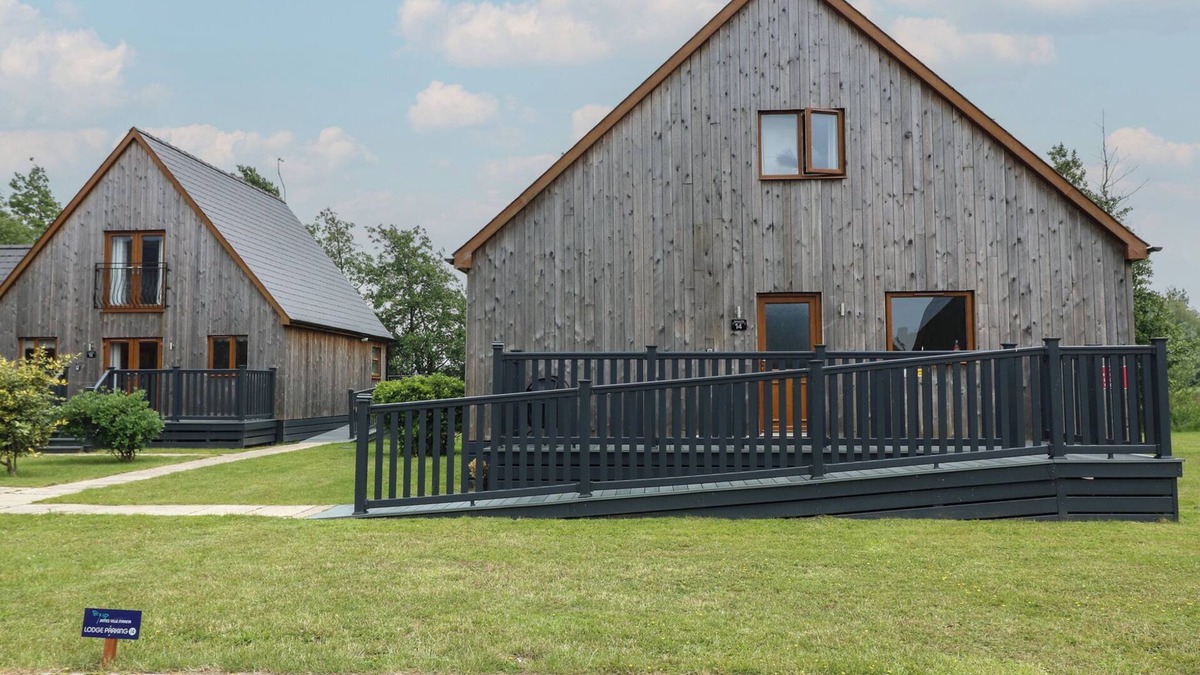 Brigg Cottage | JAMES VILLE MARINA LODGE 14, pet friendly, with hot tub in Brigg