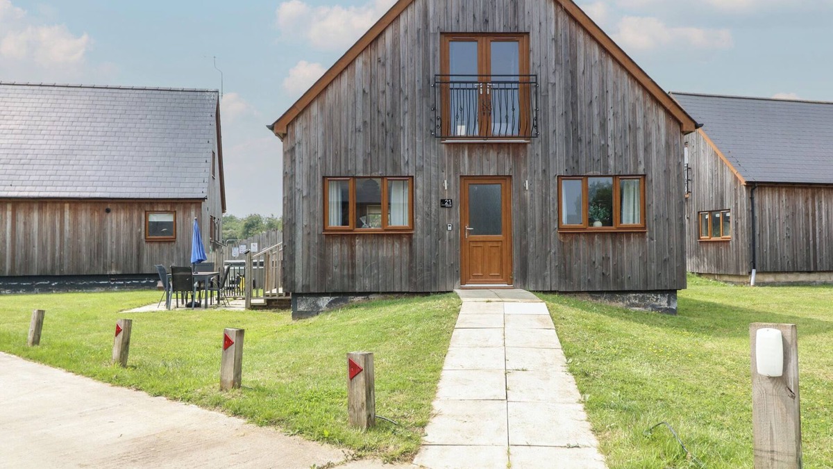 Brigg Cottage | JAMES VILLE MARINA LODGE 21, family friendly, with hot tub in Brigg