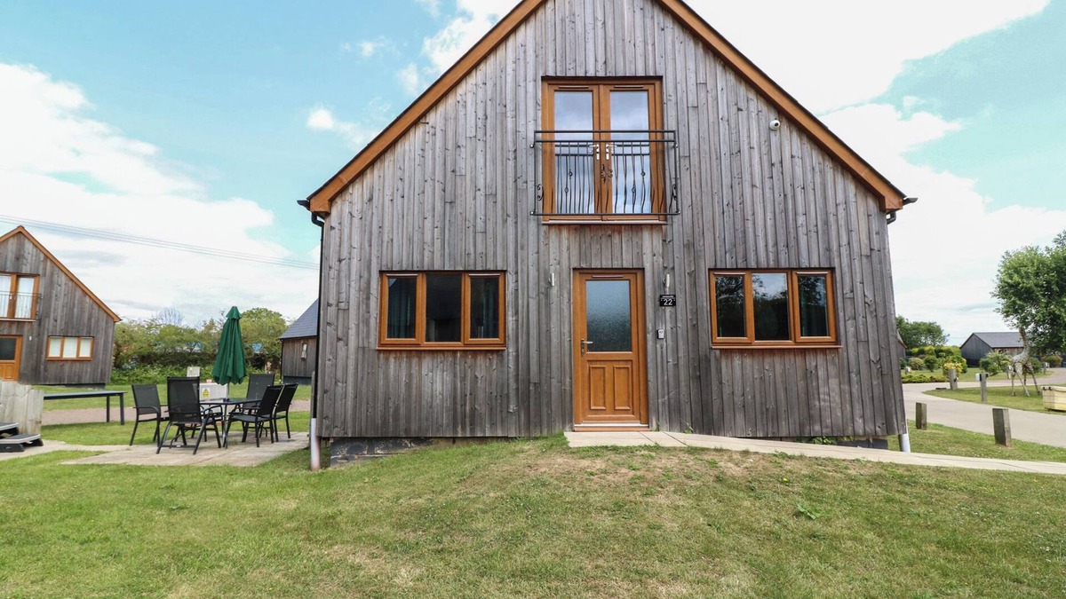 Brigg Cottage | JAMES VILLE MARINA LODGE 22, family friendly, with hot tub in Brigg