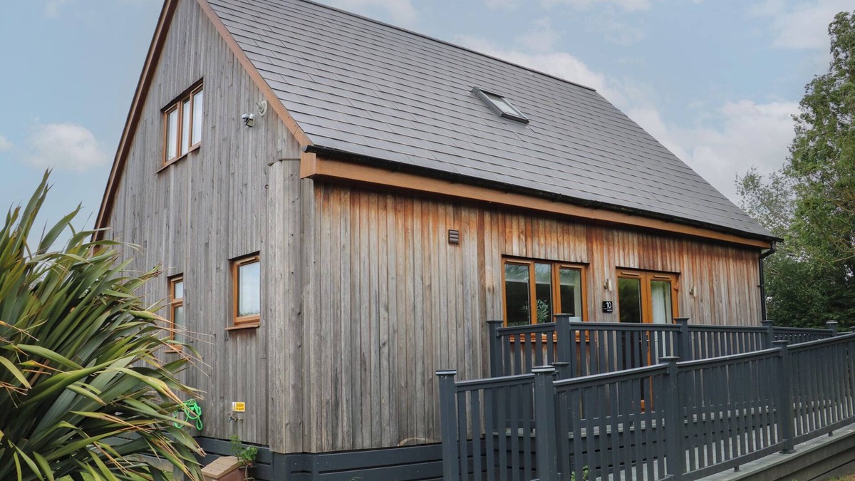 Brigg Cottage | JAMES VILLE MARINA LODGE 10, pet friendly, with hot tub in Brigg