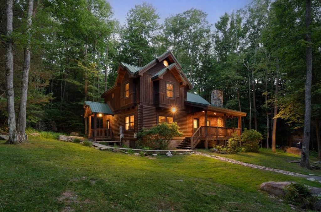 Thayerville House | Jamesons Cabin! 8 Minutes to Wisp, HotTub, FirePit, Pets, EV Chgr
