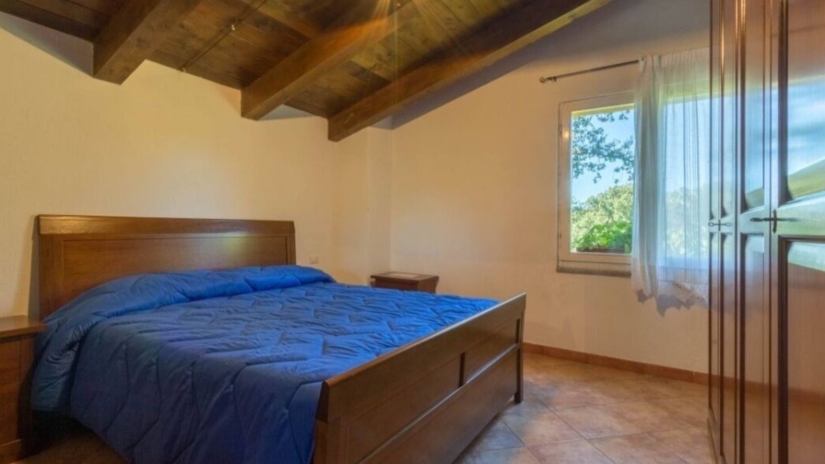 Lodine House | Janas room surrounded by greenery + room with bunk beds