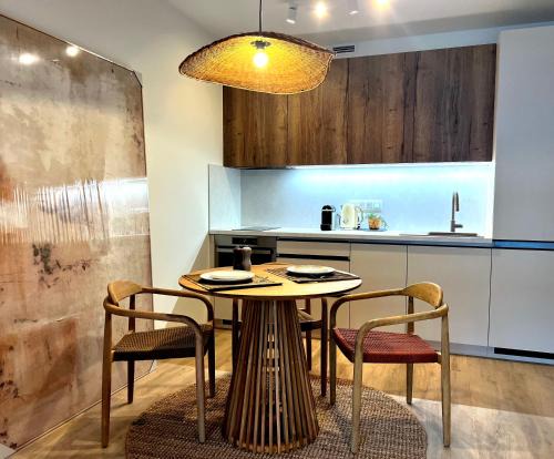 Palmovka Apartment | Japandi Pearl Designed Studio,Parking ,Aircon, O2