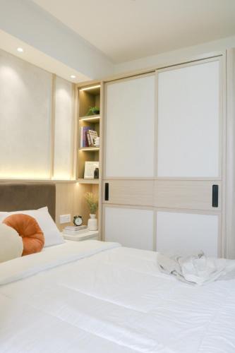 Pantai Indah Kapuk Apartment | Japandi Style One-Bedroom Apartment Gold Coast PIK