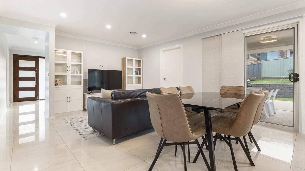 Bletchington House | Japonica Dream - Modern Family Home, Free Wifi