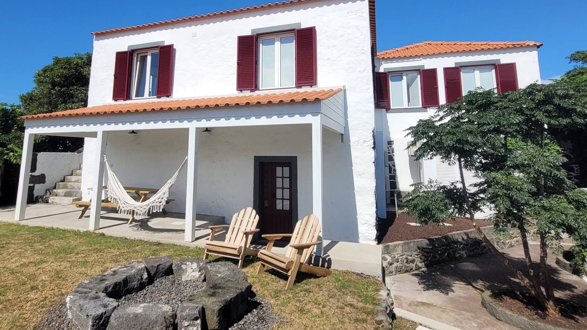 Madalena Villa | Jardim das Camélias (garden overlooking Pico Mountain)