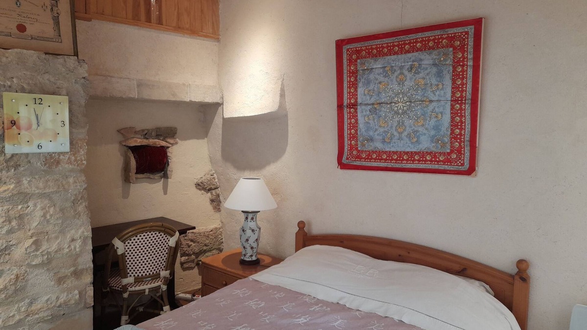 Carennac Bed & Breakfast | Jardin - SPA - Cour du Prieure - sur 50 m2 - Chambre et Attenant le Patio +spa