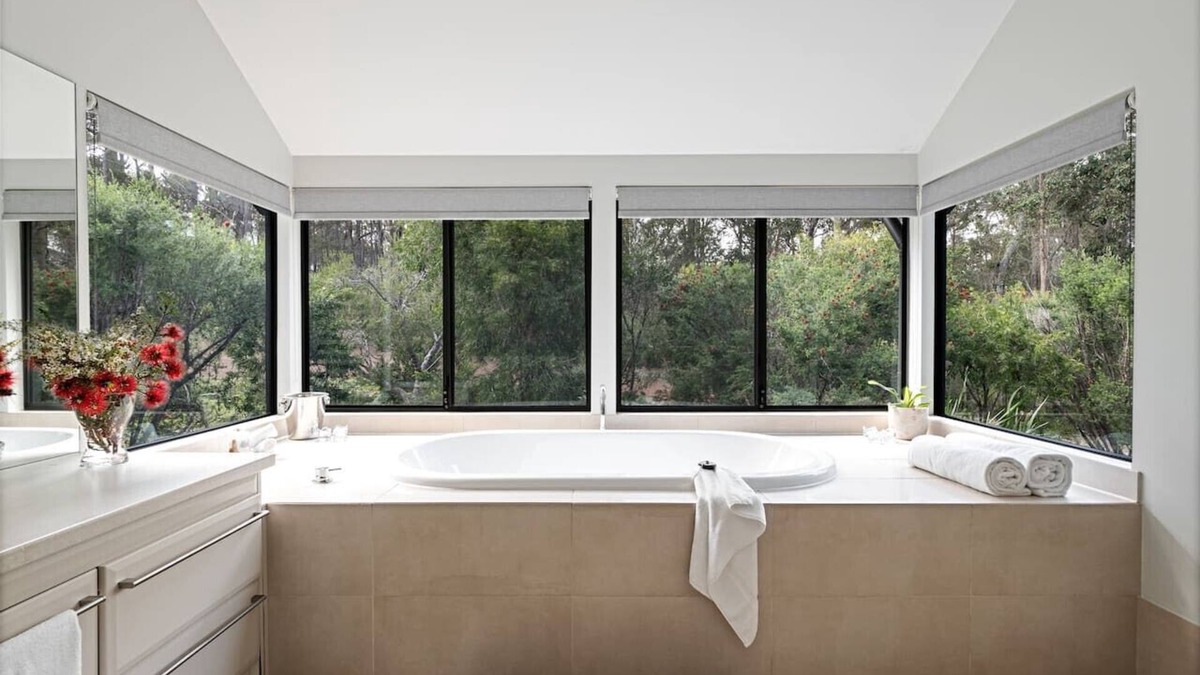 Rosa Glen Hotel | Jarrah Grove Forest Retreat Seclusion Luxury Chalet