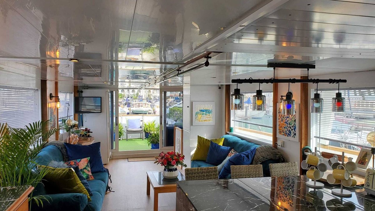 Gibraltar Boat Rental | Jasmine coral Jay boutique boatel Gibraltar sleeps up to 10 in 5 room's