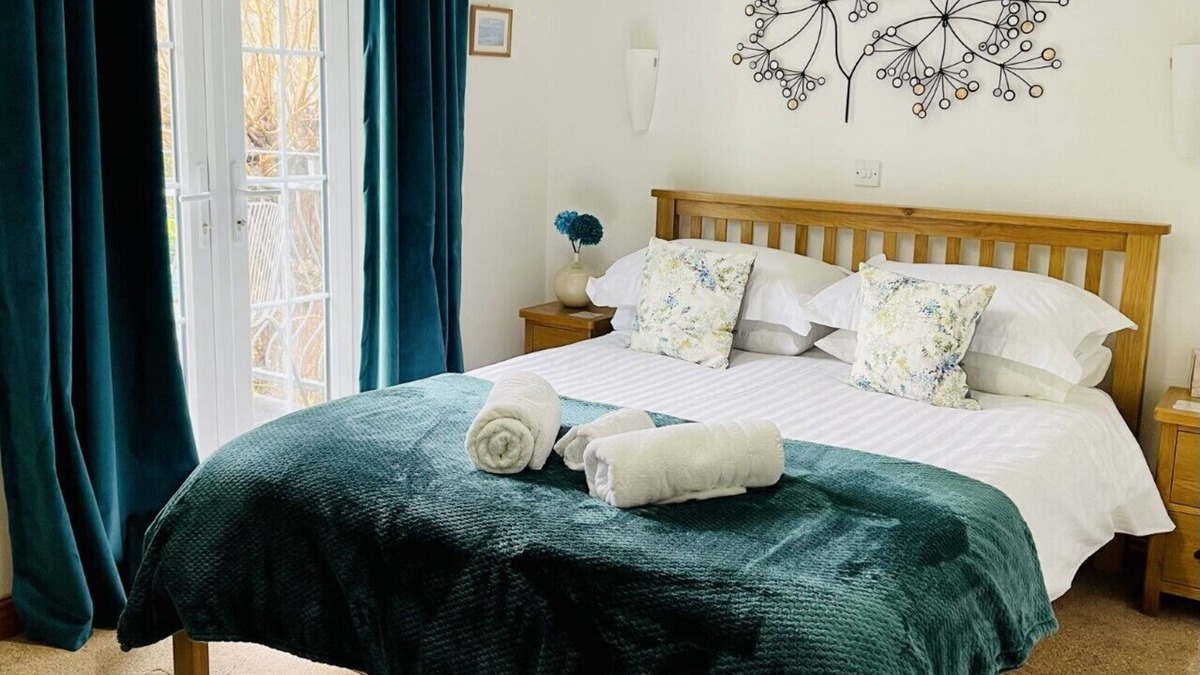 Shanklin Cottage | Jasmine Cottage, 3 Bedroom, Child friendly, 10 mins Walk to Beach, large Garden.