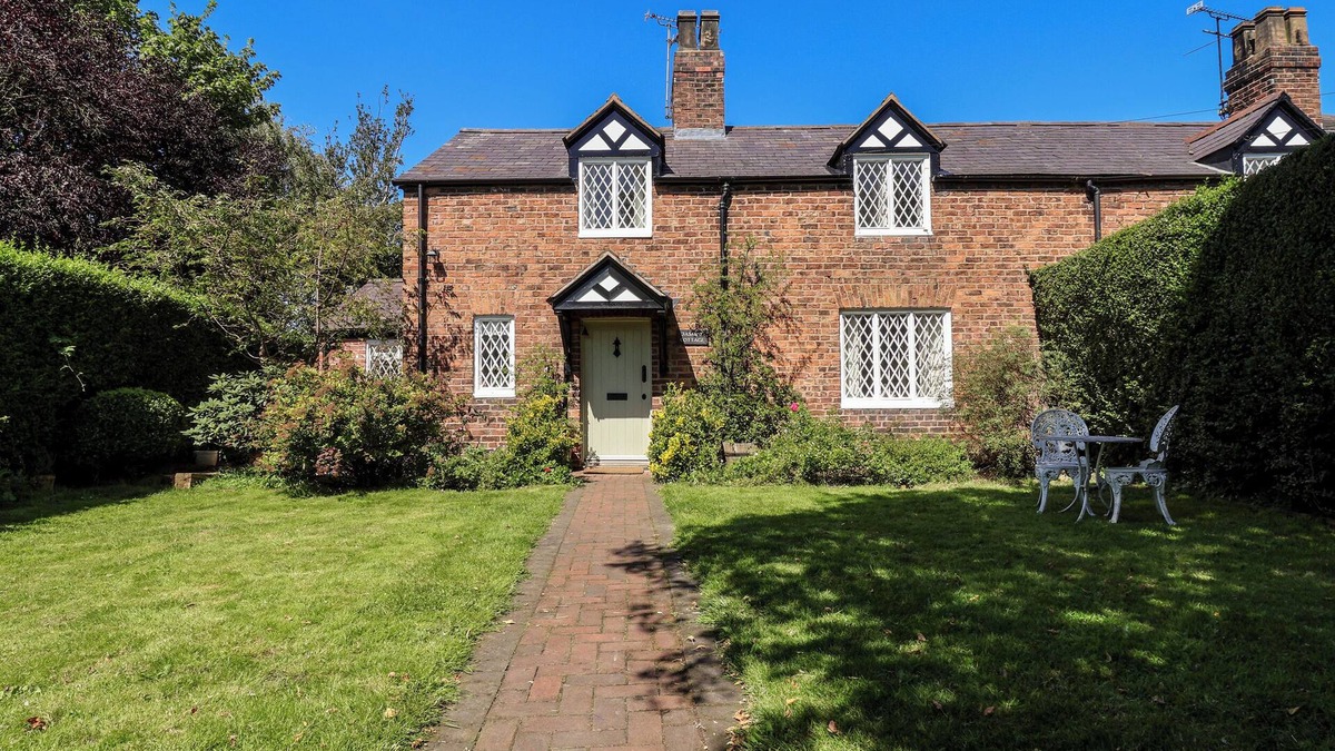 Dodleston Cottage | JASMINE COTTAGE, pet friendly, character holiday cottage in Dodleston