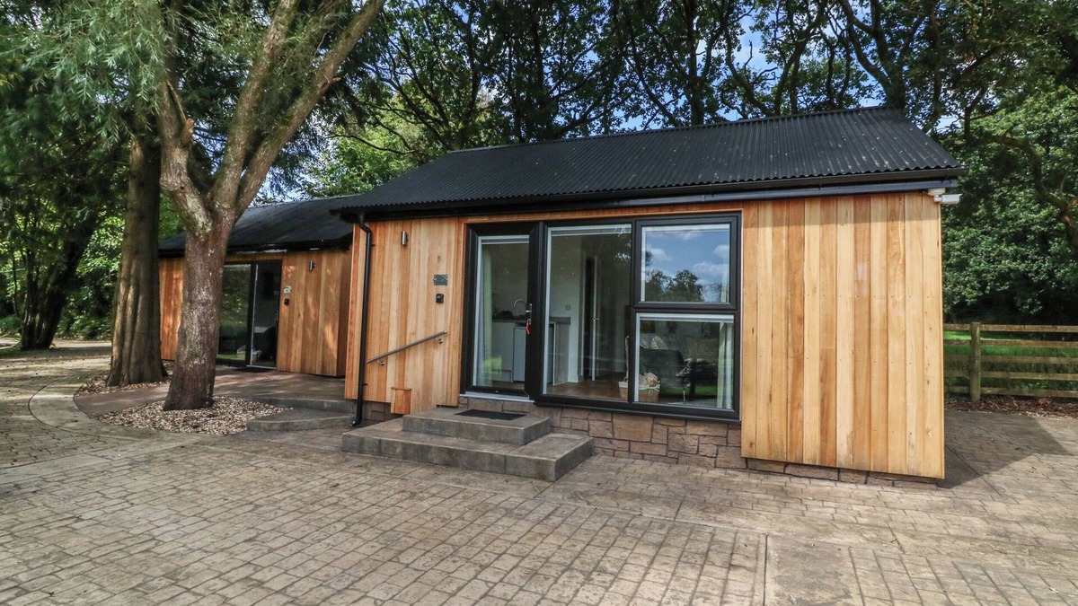 Swimbridge Cottage | JASMINE, romantic, with hot tub in Barnstaple