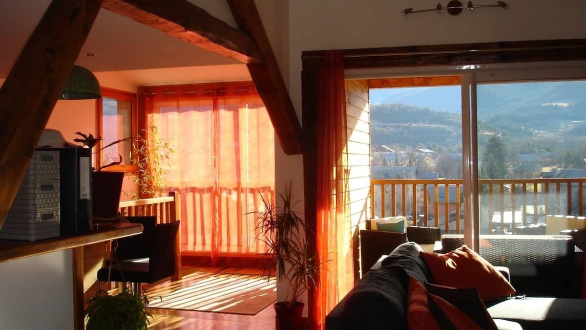Jausiers Apartment | Jausiers. Rent T3 charming rooftop apartment