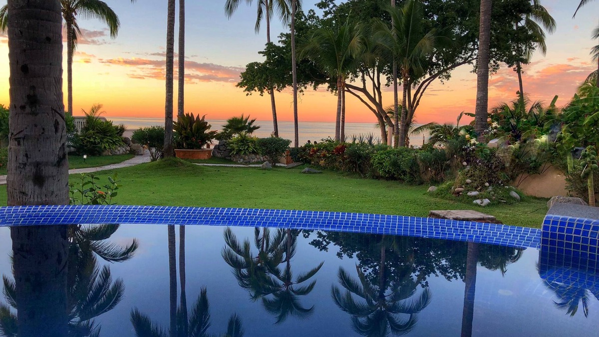North End House | JAW-DROPPING SAYULITA BEACHFRONT home! Heated pool on perfect ocean view deck.