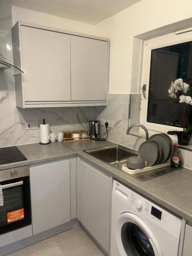 Dagenham Apartment | Jay3 Suites - Modern, Spacious & Charming One Bedroom Apartment in Dagenham