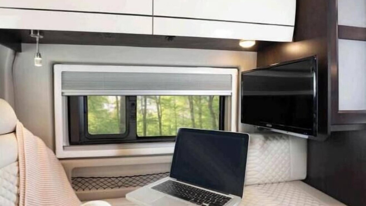 Fredericksburg House | Jayco l 2024 Solstice class B Motorhome