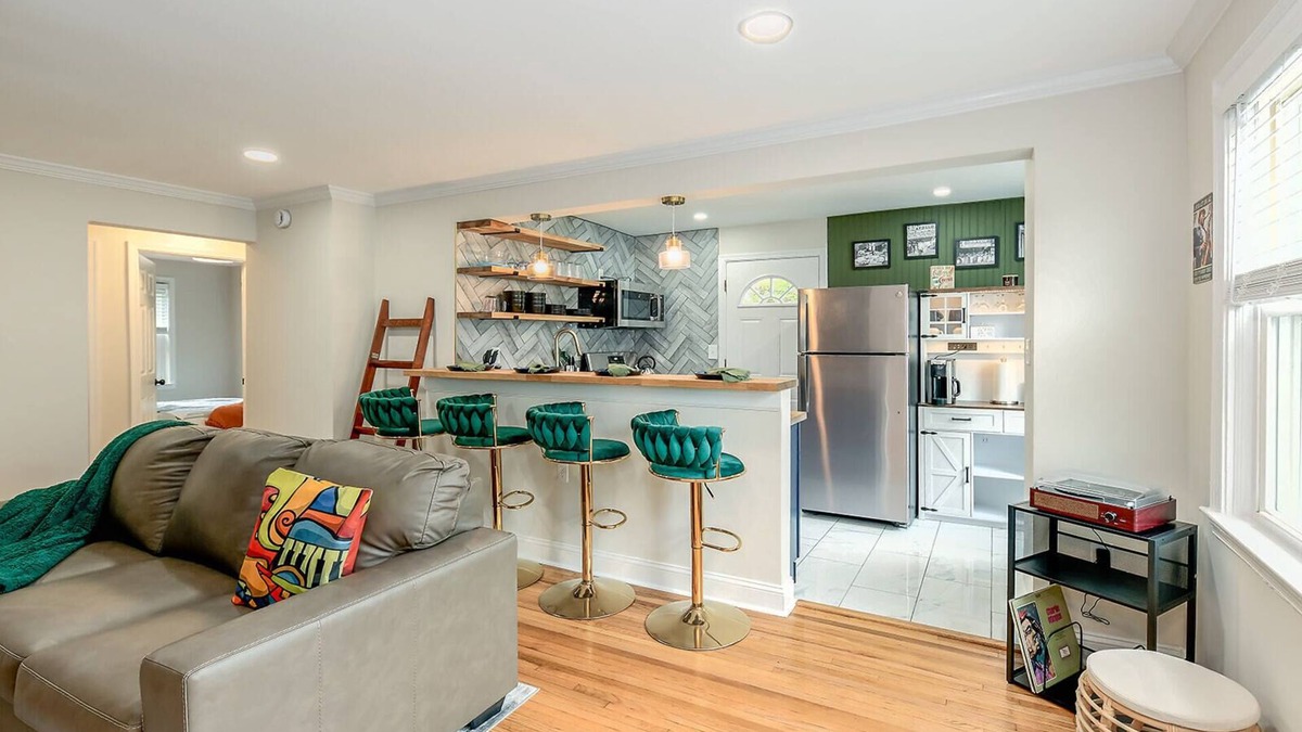 Parkville Apartment | Jazzy Suite & Kindred Retreat/Swing into Style, Stay awhile