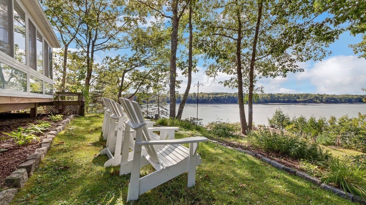 Sullivan House | JCR Taunton Bay Hideaway by RedAwning