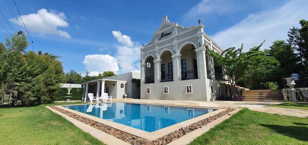 Sing Buri Bed & Breakfast | Je t'aime cafe & villa