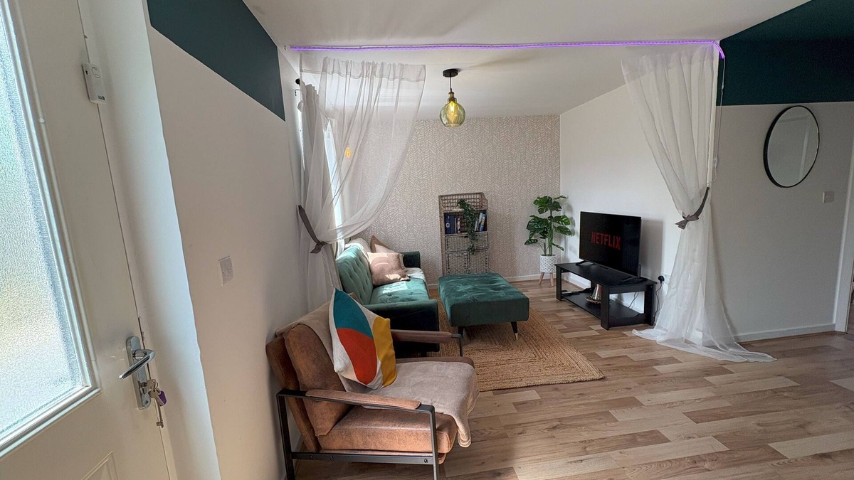 Wokingham House | Jennett's House | Parking | Garden | Luxury Home