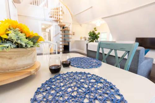 College Hill Apartment | Jennifer's Loft Apartment Historic College Hill with Parking
