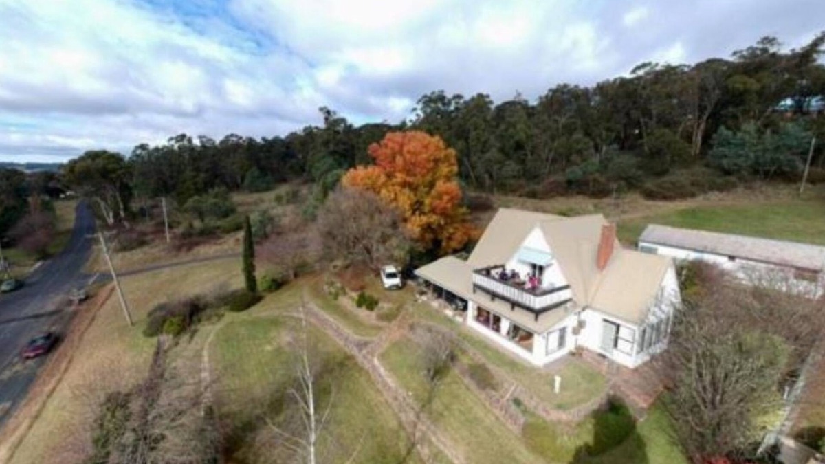 Oberon Ski Chalet | Jenolan Street Chalet-Ideal for large groups | Near Bathurst Races & Town Centre