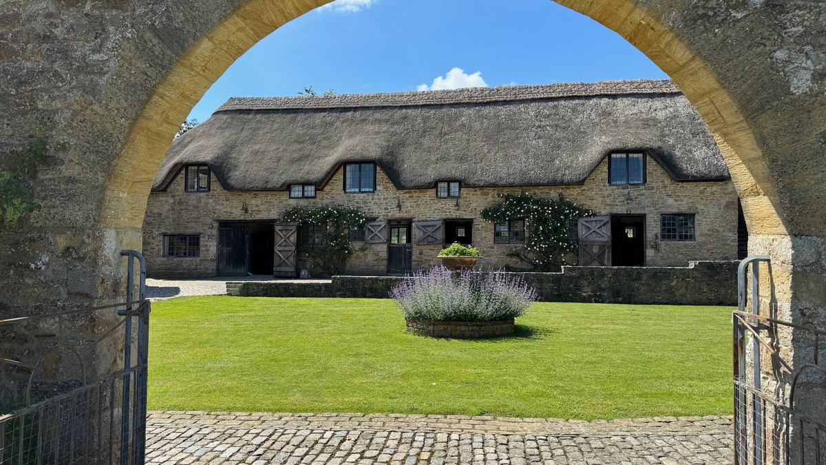 Sherborne Cottage | Jerards Stables - sleeps 4 guests in 2 bedrooms