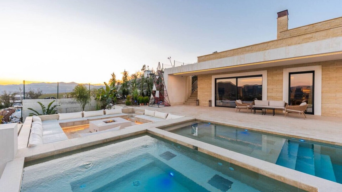 Tirana Villa | Jerina Mansion by PikHost