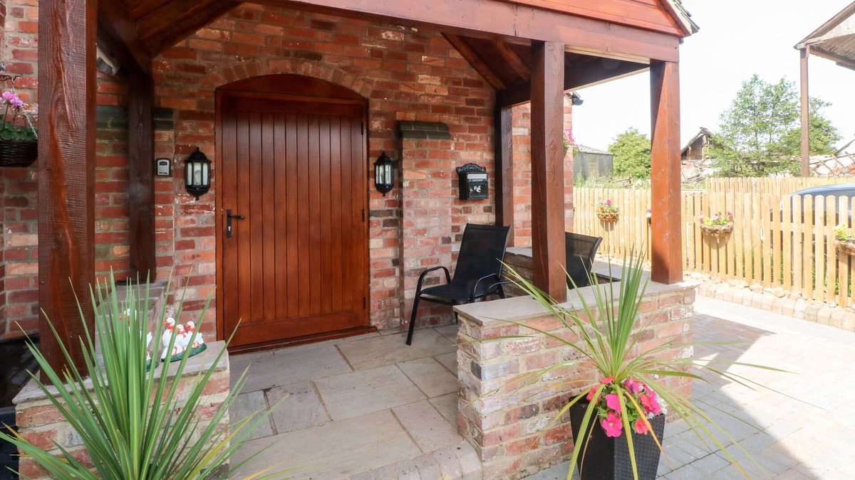 Stramshall Cottage | JERSEY BARN, character holiday cottage, with a garden in Uttoxeter