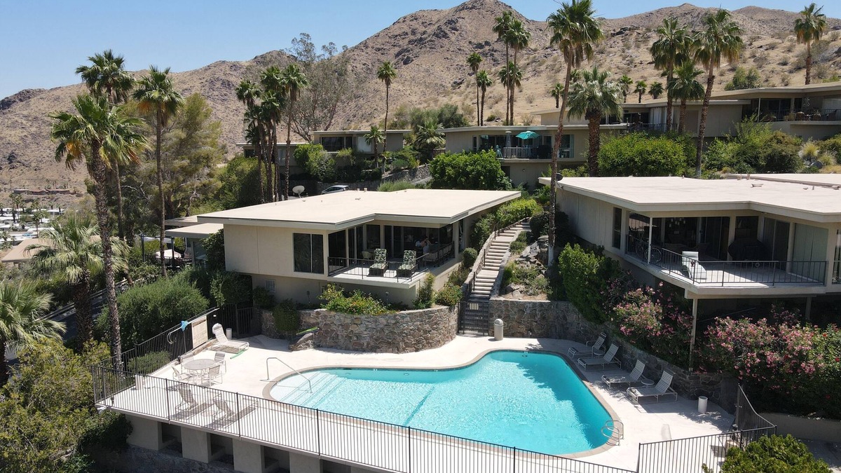 Araby Condo | Jet Liner and Majestic Mountain Views from this Mid-Century Modern 2 Bedroom Gem