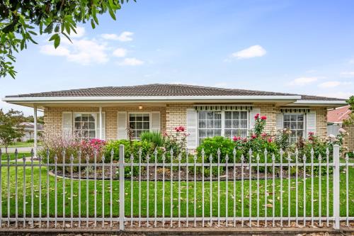 Brighton House | Jetty Road Retreat - Brighton - C21 SouthCoast Holidays