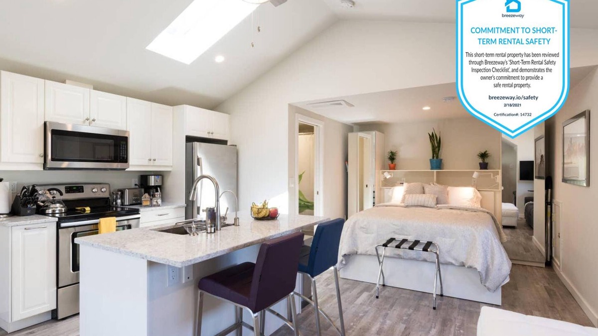 Richmond Apartment | Jewel in the Sky: Modern, Private, Luxurious Loft + EV Charger!