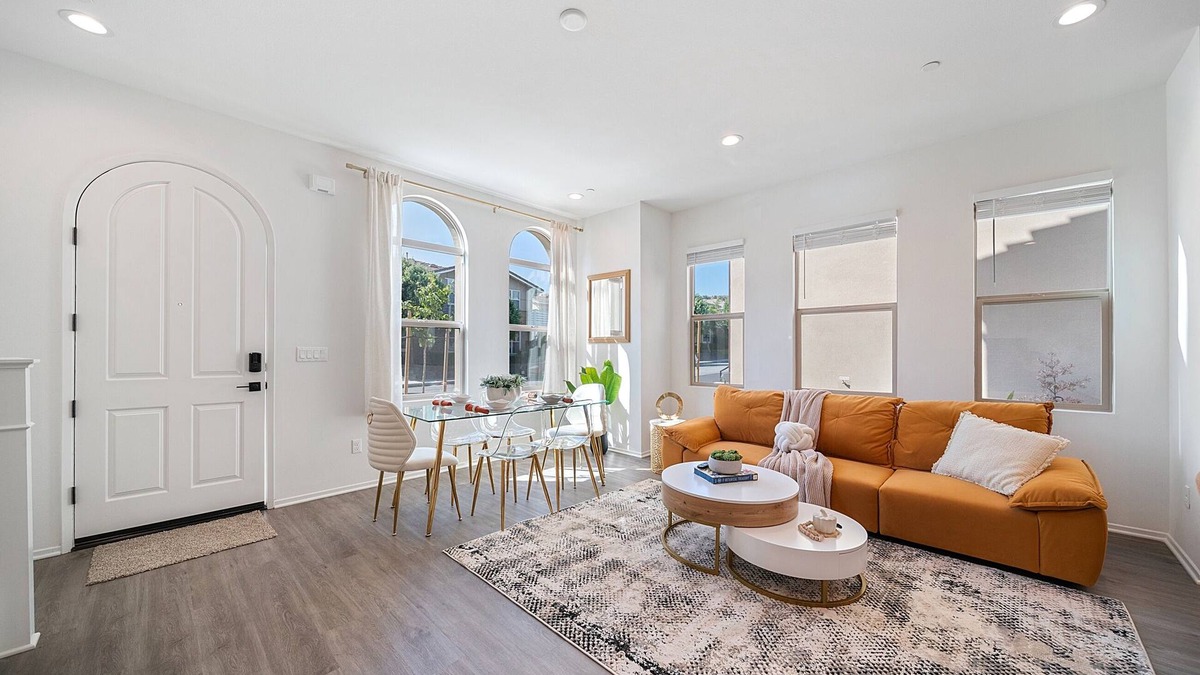 Walnut House | Jie’s Walnut Radiance Elegant 3B2.5B Stay