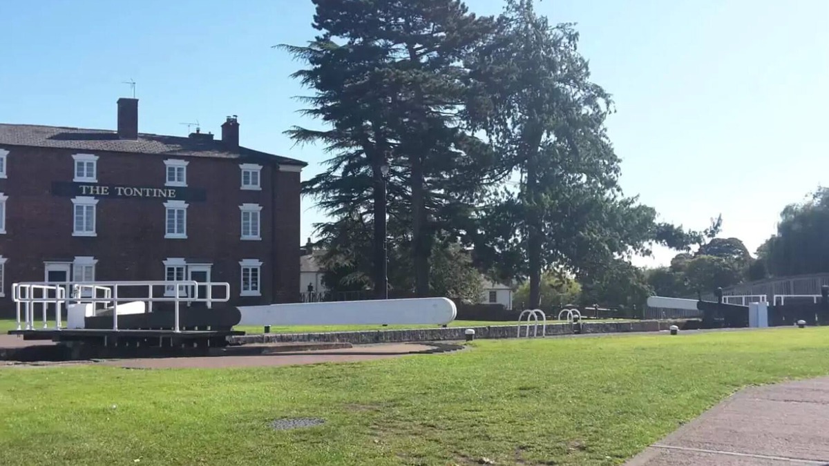 Stourport-on-Severn House | JJ's "Gin Palace" luxury riverside townhouse