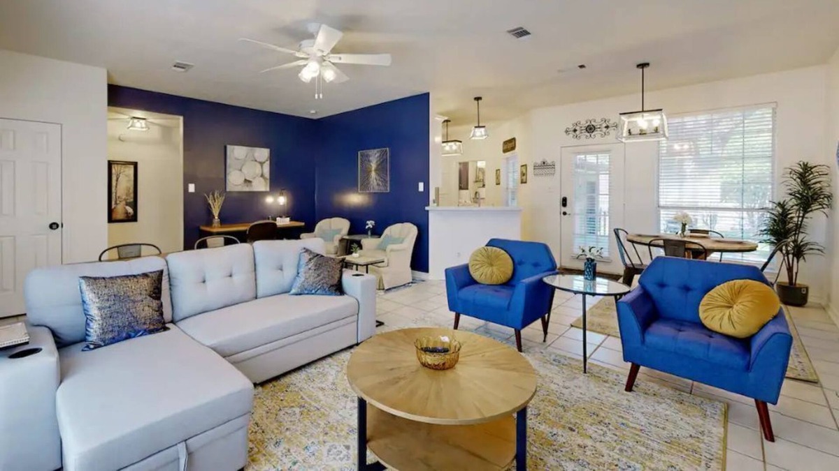 La Brisa House | JJ’s Retreat ~ Gorgeous Renovated Home ~ Sleeps 7 ~ 4 miles from Texas A&M