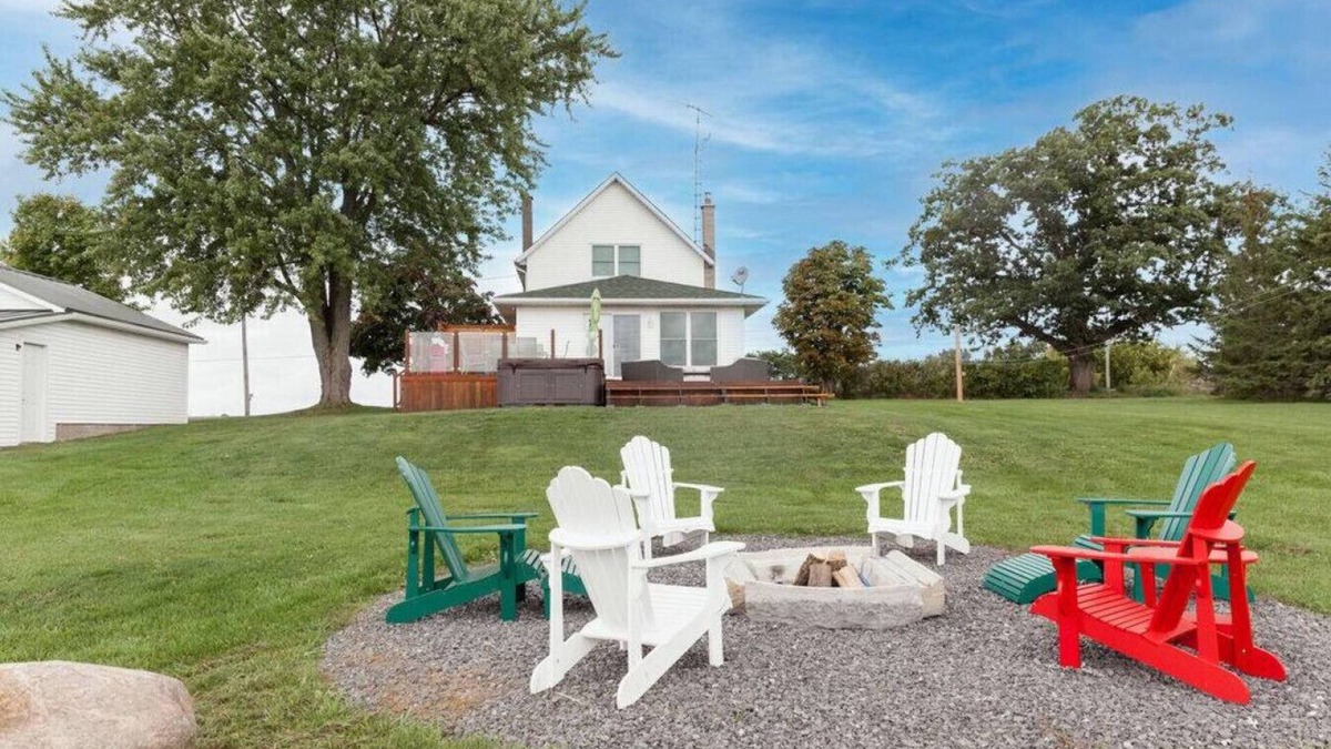 Greater Napanee House | Joanie's Farmhouse · Waterfront with Hot Tub