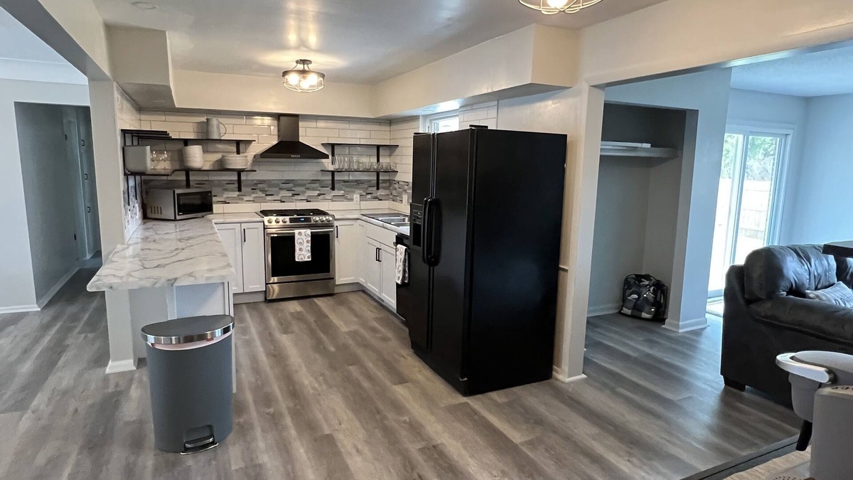 Ottawa Hills House | Jodore Gem.Spacious House, Inground Pool near University, Metroparks & Shopping