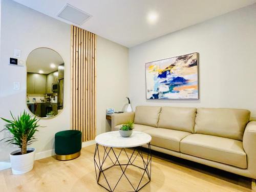 Canmore Apartment | Joe's Contemporary 2 King Bedrooms Vacation Home in Canmore