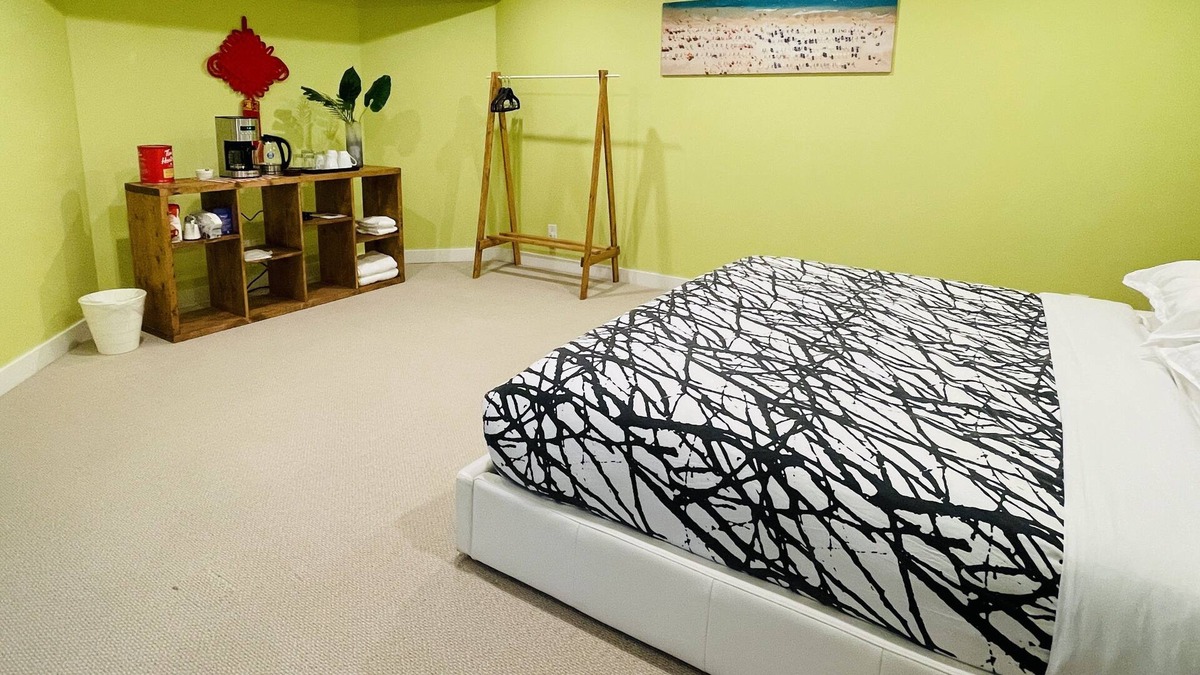 Signal Hill House | Joe's cozy and quality entire basement suite